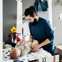 Der Papa als echter Wickel-Experte.