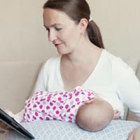 Ein Stillkissen kann sehr praktisch sein.