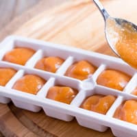 In Eiswürfelbehältern kann man Babybrei prima einfrieren. Babybrei in Eiswürfelbehälter füllen.