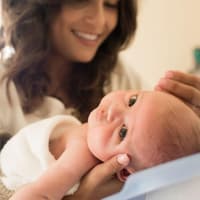 Babys durchlaufen in den ersten 14 Lebensmonaten insgesamt acht Wachstumsschübe. Mutter hält ihr Neugeborenes.