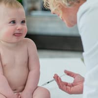 Kaum jemand mag es wohl, wenn der Arzt mit einer Spritze kommt, aber Impfen ist wichtig und notwendig.