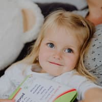 Die kleine Kelly ist ganz normal entwickelt, bisher zeigen sich keinerlei Spätfolgen ihrer Meningokokken-Meningitis.