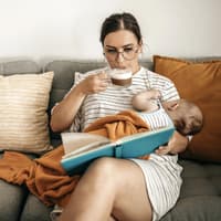 Achtet auf die Sicherheit eures Babys: Bitte trinkt keine heißen Getränke mit dem Baby auf dem Arm. Achtet auf die Sicherheit eures Babys: Bitte trinkt keine heißen Getränke mit dem Baby auf dem Arm.