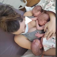 Drei Babys stillen? Nichts ist unmöglich, zeigt uns diese starke Drillingsmama.