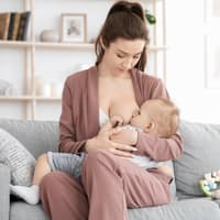 Stillkaries – auf die Frage, ob es das gibt, scheint es keine eindeutige Antwort zu geben ... Frau stillt ihr Baby.