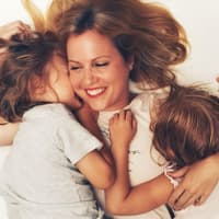 Claudia Weingärtner mit ihren Zwillingen Theo (l.) und Elli. Mutter im Bett mit zwei Kindern.