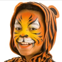 Einen Tiger schminken, das ist gar nicht so schwer. Einen Tiger schminken, das ist gar nicht so schwer.