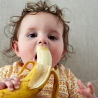 Sieht süß aus: Aber Kinder sollten Bananen nicht mit Schale bekommen.