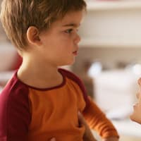 Eine autoritäre Erziehung hindert Kinder daran, sich frei zu entfalten.