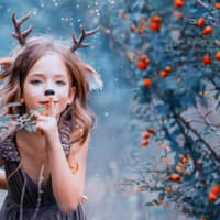 "Ich bin ein Rentier!" – Während der magischen Phase können Kinder solche Fantasien durchaus haben. Verkleidetes Mädchen