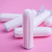 Viele Kinder lieben es, mit Tampons zu spielen. Aber sollte man ihnen dann gleich die Periode erklären? Tampons mit rosa Hintergrund.