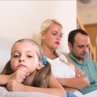 Beim demokratischen Erziehungsstil begegnen sich Kinder und Eltern auf Augenhöhe. Genervte Familie