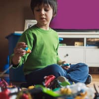 Chaos im Kinderzimmer ist für viele Eltern ein gewohnter Anblick. Kind spielt mit Spielzeug.