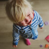 Wenn das Spielzeug durch das Zimmer fliegt, ist selten das Aufräumen an sich das Problem.