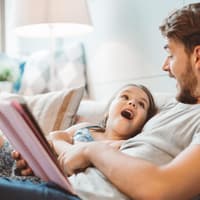 "Mama, wo kommen die Babys her?" – Aufklärungsbücher für Kinder helfen, passende Antworten zu finden.