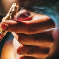 Finger weg vom Joint? Jeder zehnte Jugendliche hat laut einer aktuellen Studie schon einmal gekifft.