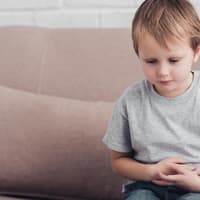 Auch seelischer Stress kann sich bei Kindern als Bauchweh äußern.