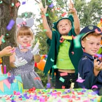 Mit diesen Spielen wird die Karnevalsparty für die Rasselbande unvergesslich. Kinder spielen draußen an Fasching