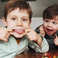 Fritzchen-Witze bringen Klein und Groß zum Lachen. Ein Junge, der eine lustige Grimasse zieht.