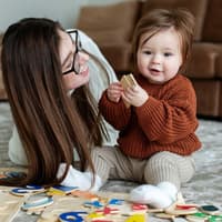 Montessori-Spielzeug eignet sich auch schon für Kleinkinder.