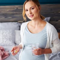 Werdende Mamas sollten auf eine ausreichende Versorgung mit Folsäure in der Schwangerschaft achten.