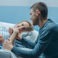 Fünf Mütter berichten über ihre Erfahrungen im Kreißsaal.