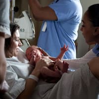 Das Baby das erste Mal im Arm zu halten ist und bleibt der schönste Moment des Lebens.