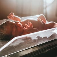 Das Geburtsgewicht beim Baby hängt nicht wirklich mit der Gewichtszunahme der Mama in der Schwangerschaft zusammen. Neugeborenes auf der Waage.