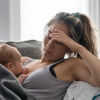 Viel Liebe, aber auch große Traurigkeit und Selbstzweifel: Die ersten Wochen nach der Geburt empfinden viele Mütter als ein Wechselbad der Gefühle.