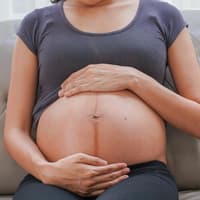 Von der Linea nigra ist die Rede, sobald sich die sogenannte Linea alba, eine senkrechte Bindegewebsnaht, dunkel verfärbt. Eine schwangere Frau mit Linea Negra auf dem Babybauch.