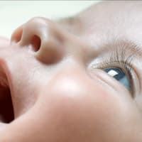 Manche Babys kommen schon mit richtig vollen Wimpern auf die Welt. Manche Babys kommen schon mit richtig vollen Wimpern auf die Welt.