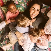 Alle Hände voll zu tun: Vanessa (40) mit ihren fünf kleinen Kindern. Mutter mit 5 Kindern unter 2.