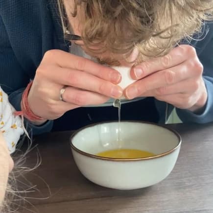 Mann beim Ostereier ausblasen Mann beim Ostereier ausblasen