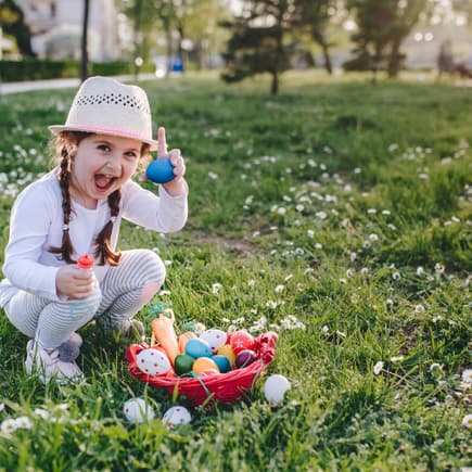 Richtig gelagert sind Ostereier auch nach den Feiertagen noch lange essbar Ein Mädchen zeigt stolz sein Osternest