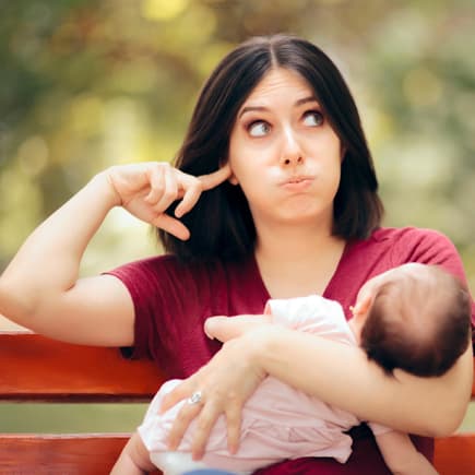 Bei manchen Ratschlägen stellt man die Ohren lieber auf Durchzug. Mutter mit Baby im Arm hält sich die Ohren zu.