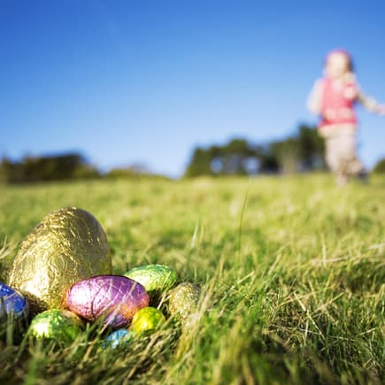 Schoko-Ostereier liegen auf der Wiese, Kind sucht Ostereeier. Schoko-Ostereier liegen auf der Wiese, Kind sucht Ostereeier.