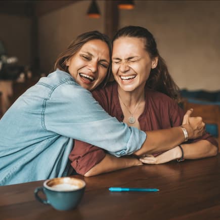 Eine Frau umarmt ihre Freundin. Eine Frau umarmt ihre Freundin.