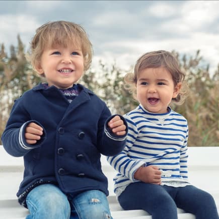 Zwei Kinder freuen sich. Zwei Kinder freuen sich.