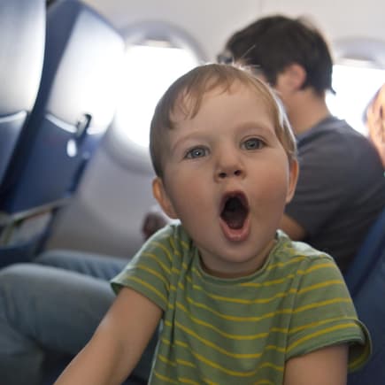 Kind ruft im Flugzeug. Kind ruft im Flugzeug.