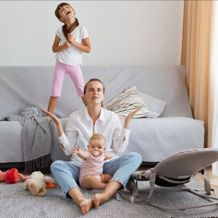 Verzweifelte Mama mit zwei Kindern Verzweifelte Mama mit zwei Kindern