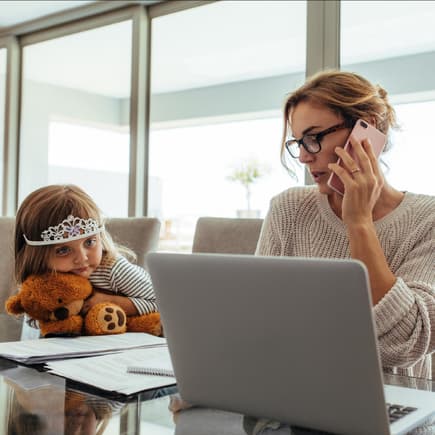 Warum ich keine "Working-Mom" sein will! Eine Mutter, die am Laptop arbeitet, während ihre Kinder daneben sitzen.