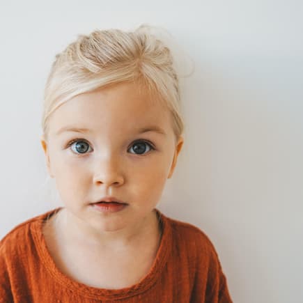 Außergewöhnliche Mädchennamen fallen auf. Blondes Mädchen schaut in die Kamera.