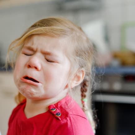 Kleines Mädchen quengelt und weint Kleines Mädchen quengelt und weint