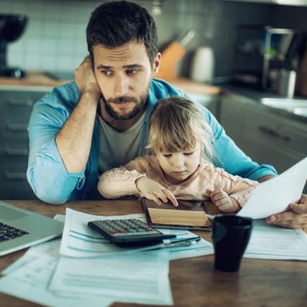 Mama mit Tochter checkt Familien-Finanzplan Mama mit Tochter checkt Familien-Finanzplan