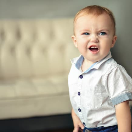 Kleiner Baby-Junge rümpft die Nase und schaut keck in die Gegend. Kleiner Baby-Junge rümpft die Nase und schaut keck in die Gegend.