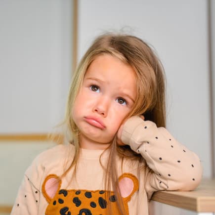 Kinder brauchen Grenzen von ihren Eltern. Kleines Mädchen schaut verärgert.