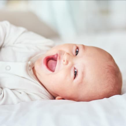 Babys verstehen auch ohne Worte, wenn sie geliebt werden. Baby, das lacht.