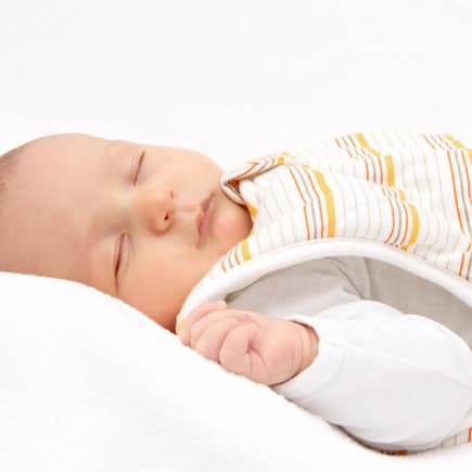 Ein Baby schläft im Winter im Schlafsack. Ein Baby schläft im Winter im Schlafsack.