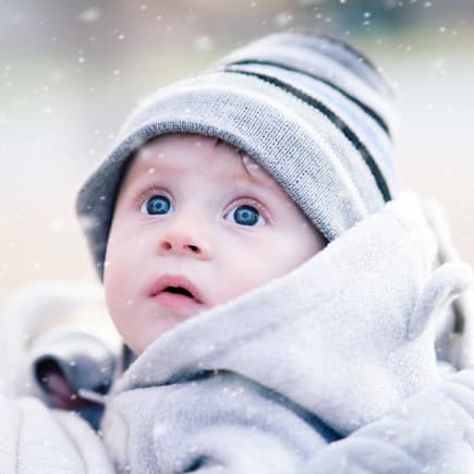 Baby Lippenpflege: Wenn es draußen kalt ist, braucht die Haut der Kleinsten Schutz. Baby Lippenpflege: Wenn es draußen kalt ist, braucht die Haut der Kleinsten Schutz.