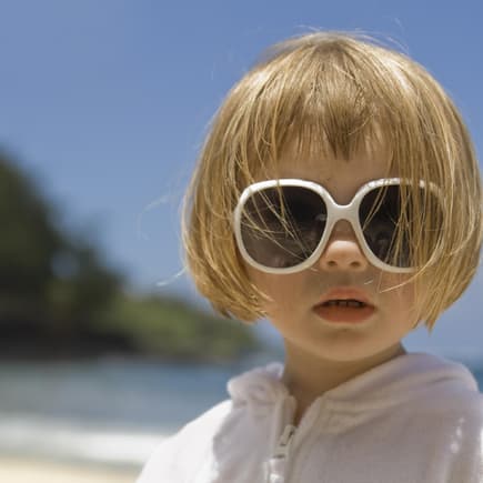 Mädchen mit Kurzhaarfrisur und Sonnenbrille Mädchen mit Kurzhaarfrisur und Sonnenbrille